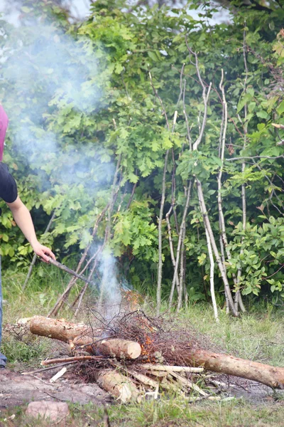 Şenlik ateşi kamp ateşi yangın alevleri Steak Barbekü Izgara Stok Resim
