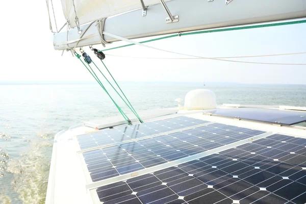 Paneles solares cargando baterías a bordo de un barco de vela — Foto de Stock