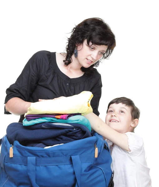 Vrouw en dochter hand vol vol kleren en schoudertas — Stockfoto