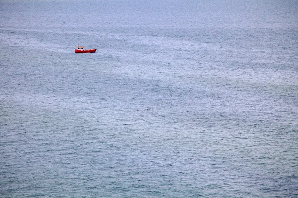 Navire en mer fond bleu — Photo