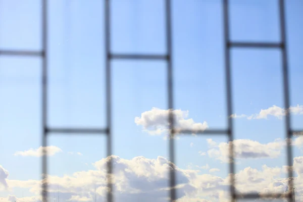 Metallische Balken blauer Himmel Hintergrund Sturm, Sturm — Stockfoto