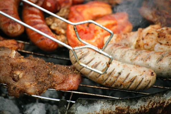 Máglya tábortűz tűz, lángok, grillezés steak a grill — Stock Fotó