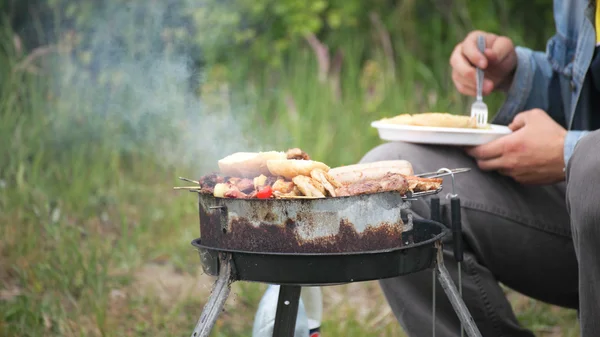 Hoguera fogata fuego llamas asar carne barbacoa Imágenes de stock libres de derechos