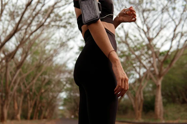 Hermosa mujer escuchando música —  Fotos de Stock