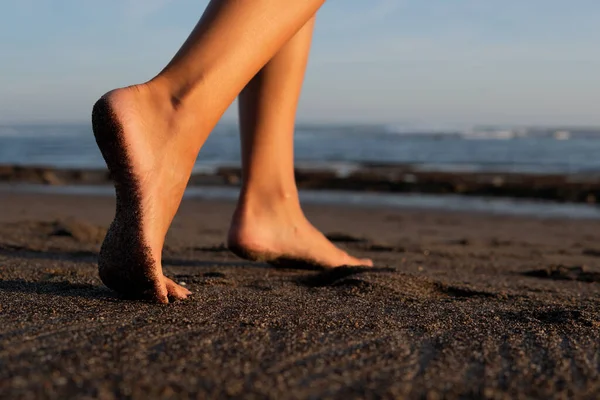 Primo piano. piedi su sabbia nera — Foto Stock