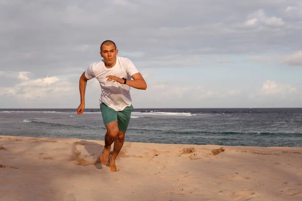 Homem fazendo esportes na praia — Fotografia de Stock
