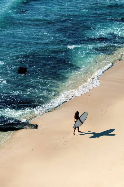 Frauen spazieren mit Surfbrett im Sand — Stockfoto