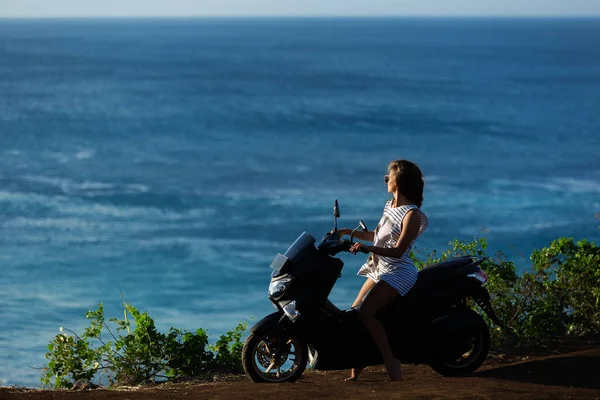 Donne sedute al volante di una moto — Foto Stock