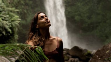 Ormanın arka planında bir kadın portresi.