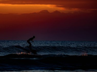 Sunset 'te sörf. Açık havada Aktif Yaşam Tarzı. Yüksek kalite fotoğraf