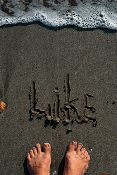 Ayaklarını kuma yakın tut. — Stok fotoğraf