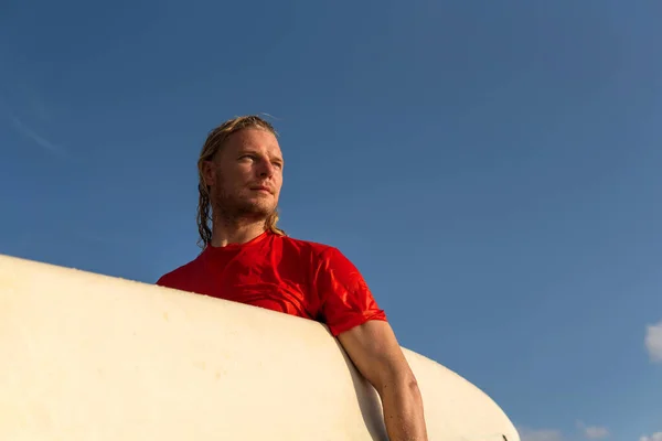 Surfista homem retrato com prancha — Fotografia de Stock