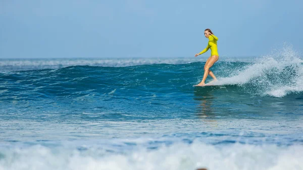 Bella Ragazza Surfista Cavalcando Longboard Trucco Cavalcata Naso Foto Alta — Foto Stock