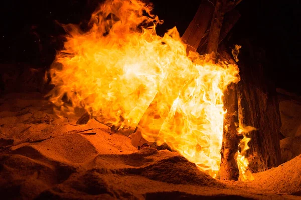 ไฟไหม บนชายหาดบนเกาะซ ปภาพค ณภาพส — ภาพถ่ายสต็อก