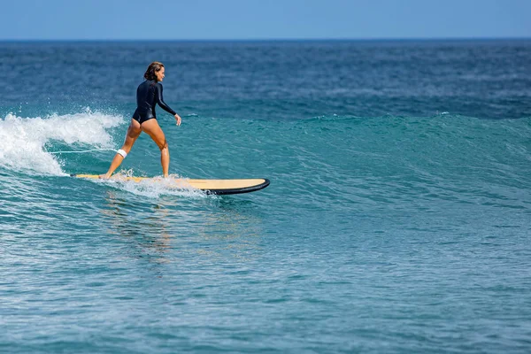 Schöne Surferin Mädchen reitet ein Surfbrett — Stockfoto