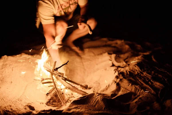 Vue Rapprochée Touriste Allumant Feu Joie Sur Plage Île Sumbawa — Photo