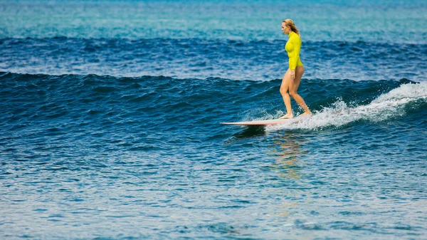Schönes Surfermädchen Auf Einem Longboard Foto Hoher Qualität — Stockfoto