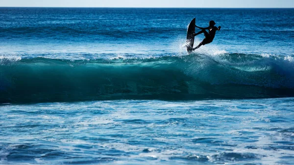 Surfista Pulando Truque Uma Onda Azul Foto Alta Qualidade — Fotografia de Stock