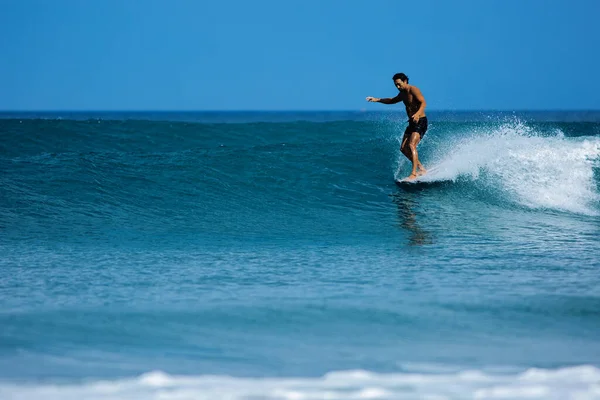 Surfista Coreano Cavalcando Longboard Sulle Onde Blu Foto Alta Qualità — Foto Stock