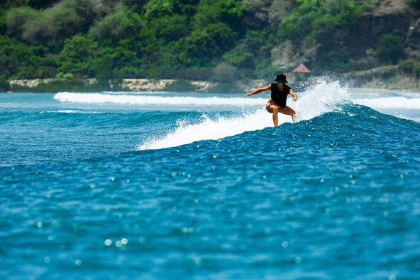 Surfer op een blauwe golf. — Stockfoto