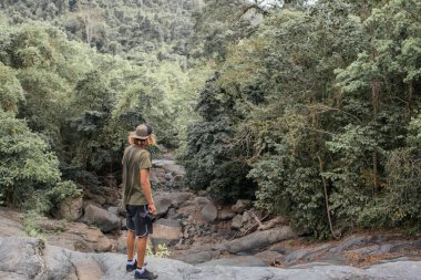 Fotoğrafçı kayaların üzerinden yürür.