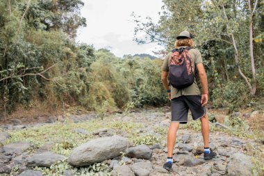 Turist taşın üzerinde yürüyor.