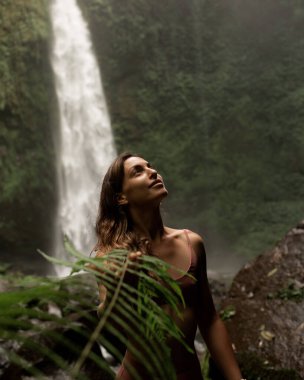 Ormanın arka planında bir kadın portresi.