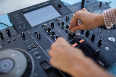 DJ elleri konsolda çalıyor.