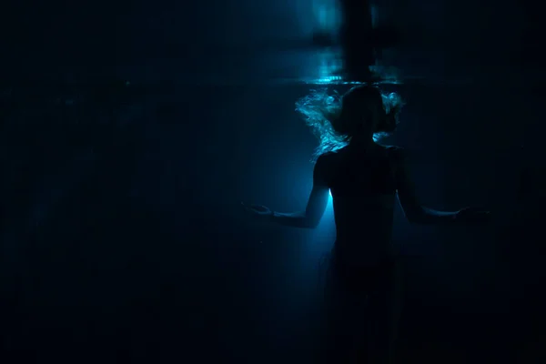 Piękna Dziewczyna Tańczy Pod Wodą Wysokiej Jakości Zdjęcie — Zdjęcie stockowe
