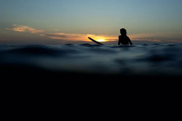 Hermosa Chica Con Una Tabla Surf Atardecer Foto Alta Calidad — Foto de Stock