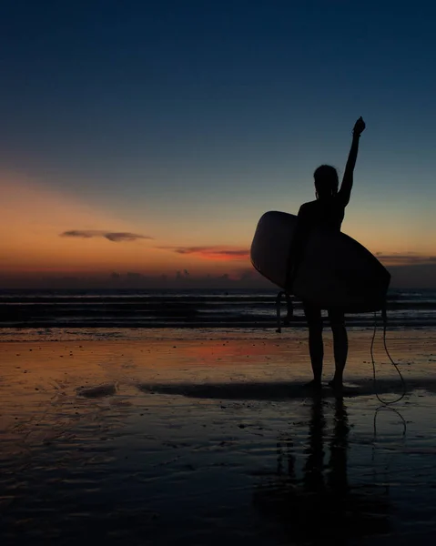 Hermosa Chica Con Una Tabla Surf Atardecer Foto Alta Calidad — Foto de Stock