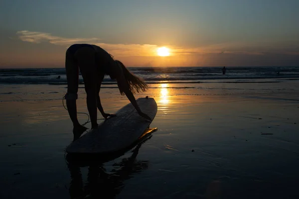 Hermosa Chica Con Una Tabla Surf Atardecer Foto Alta Calidad — Foto de Stock