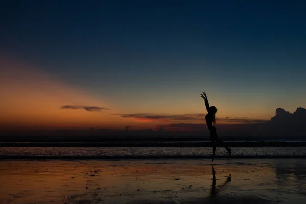 Silueta Krásné Dívky Tančící Pláži Při Západu Slunce Vysoce Kvalitní — Stock fotografie