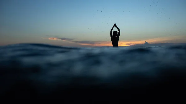 Silueta Hermosa Chica Bailando Océano Atardecer Foto Alta Calidad — Foto de Stock