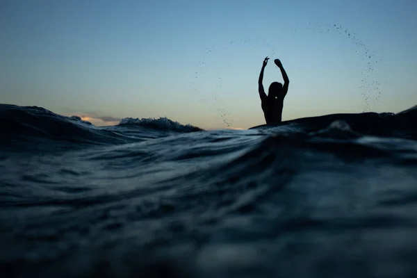 Силуэт Красивой Девушки Танцующей Океане Закате Высокое Качество Фото — стоковое фото
