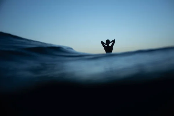 Silueta Krásné Dívky Tančící Oceánu Při Západu Slunce Vysoce Kvalitní — Stock fotografie