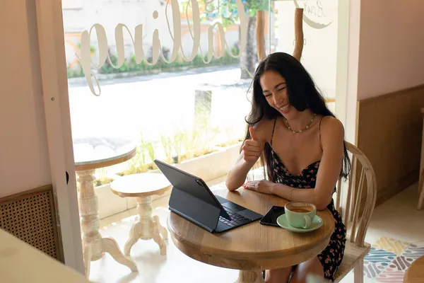 Красивая Девушка Онлайн Конференции Bali — стоковое фото