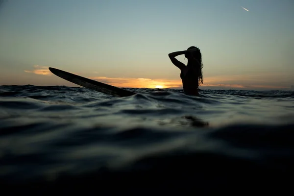 Hermosa Chica Con Una Tabla Surf Atardecer Foto Alta Calidad —  Fotos de Stock