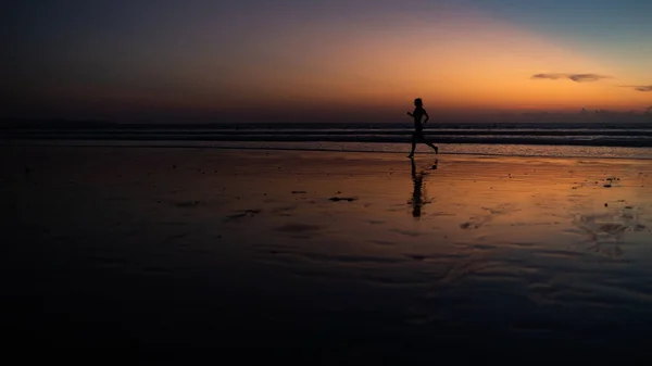 Schönes Mädchen Das Bei Sonnenuntergang Strand Entlang Läuft Foto Hoher — Stockfoto