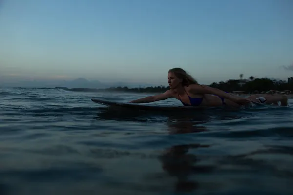 Schönes Mädchen Mit Einem Surfbrett Bei Sonnenuntergang Foto Hoher Qualität — Stockfoto