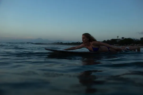 Hermosa Chica Con Una Tabla Surf Atardecer Foto Alta Calidad — Foto de Stock