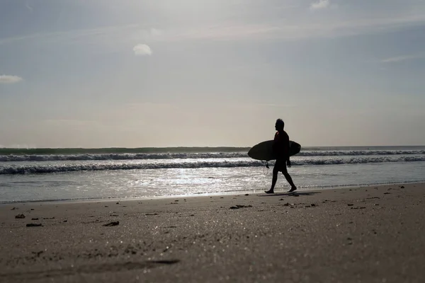 Surfista Caminando Largo Playa Kuta Bali — Foto de Stock
