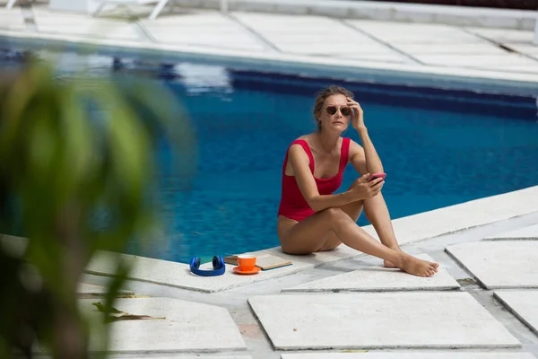 Güzel Bir Kadın Havuz Kenarında Telefonda Konuşuyor Yüksek Kaliteli Fotoğraf — Stok fotoğraf