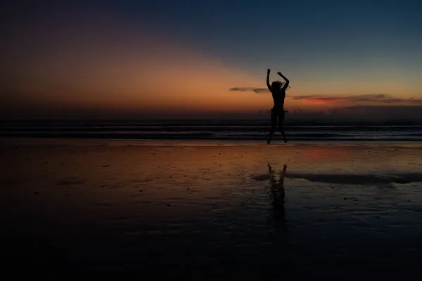 Silhouette Eines Schönen Mädchens Das Bei Sonnenuntergang Strand Tanzt Foto — Stockfoto