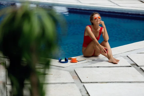 Güzel Bir Kadın Havuz Kenarında Telefonda Konuşuyor Yüksek Kaliteli Fotoğraf — Stok fotoğraf