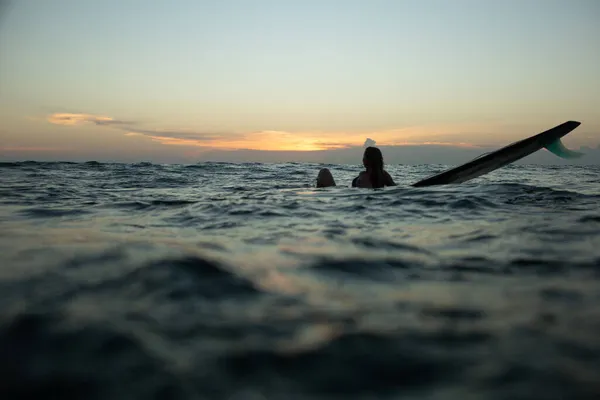 Piękna Dziewczyna Deską Surfingową Zachodzie Słońca Wysokiej Jakości Zdjęcie — Zdjęcie stockowe