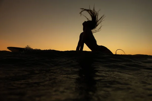 日没時にサーフボードを持つ美しい女の子 高品質の写真 — ストック写真