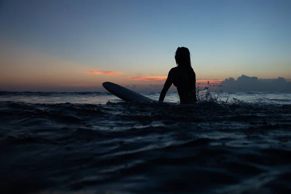 Schönes Mädchen Mit Einem Surfbrett Bei Sonnenuntergang Foto Hoher Qualität — Stockfoto