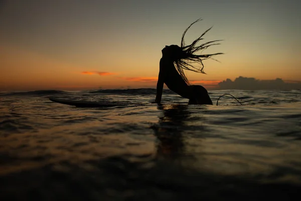 Красивая Девушка Доской Серфинга Закате Высокое Качество Фото — стоковое фото
