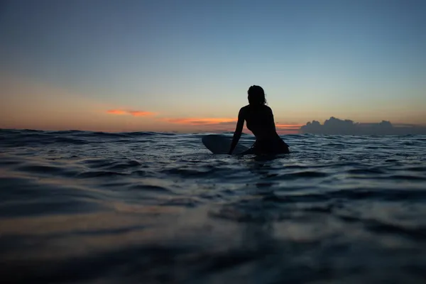 Hermosa Chica Con Una Tabla Surf Atardecer Foto Alta Calidad — Foto de Stock